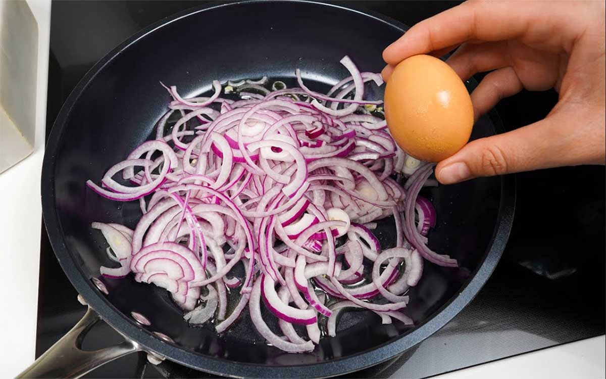 Eggs : కోడిగుడ్లు, ఉల్లిపాయ‌ల‌ను ఇలా వండుకుని తినండి.. ఎంతో రుచిగా