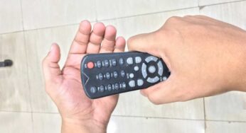 TV Remote : టీవీ రిమోట్ ప‌నిచేయ‌న‌ప్పుడు చేతుల్తో కొట్ట‌గానే ప‌నిచేస్తుంది.. ఎందుకో తెలుసా ?