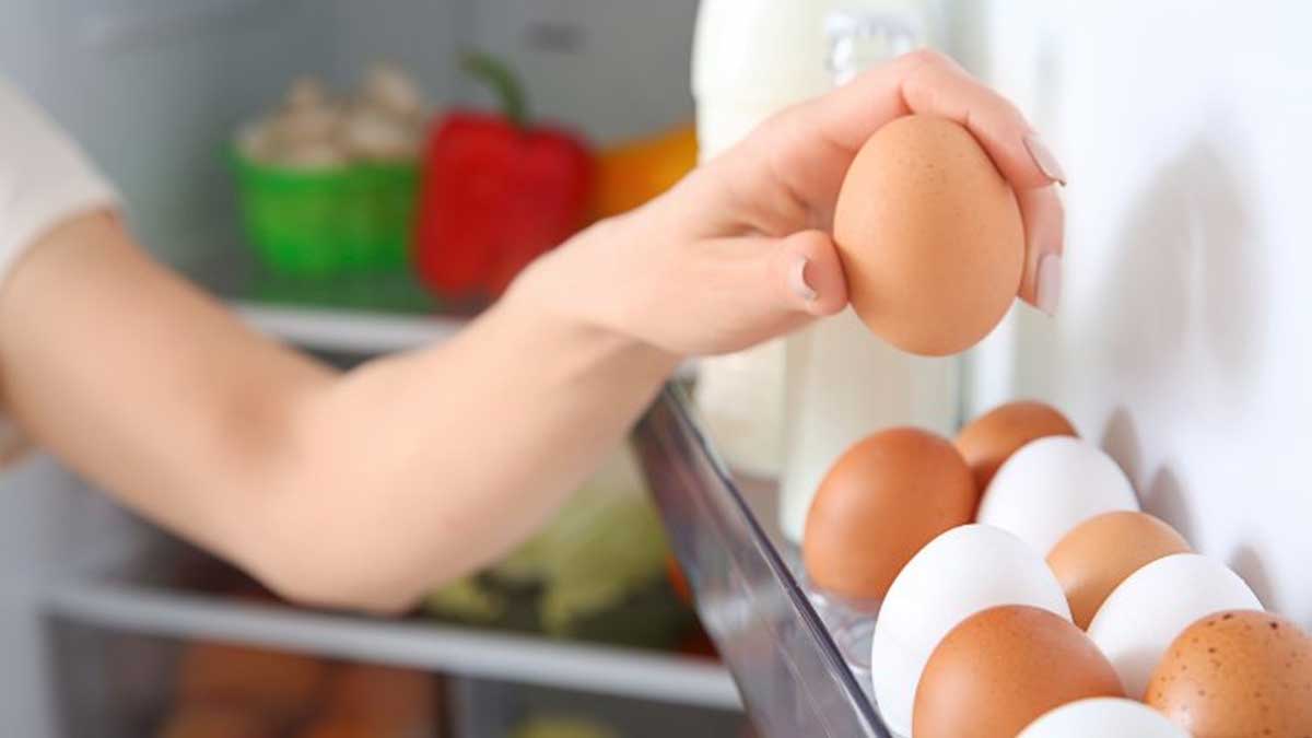 Eggs In Fridge కోడిగుడ్లను ఫ్రిజ్‌లో పెడుతున్నారా.. అయితే ముందు ఇది