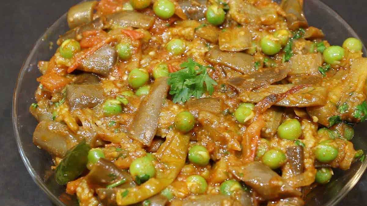 Brinjal Curry ఫంక్ష‌న్ల‌లో చేసే విధంగా వంకాయ కూర‌ను ఇలా చేస్తే.. ఒక్క