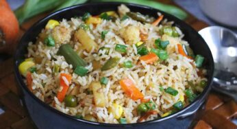 Veg Fried Rice : మామూలు అన్నంతోనే ఎలాంటి సాస్‌లు లేకుండా ఇలా వెజ్ ఫ్రైడ్ రైస్ చేయండి.. ఎంతో బాగుంటుంది..!