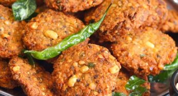 Spicy And Crispy Vada : అస‌లు నూనె పీల్చ‌కుండా వేడిగా కారం వ‌డ‌ల‌ను ఇలా చేయండి.. ఎంతో బాగుంటాయి..!