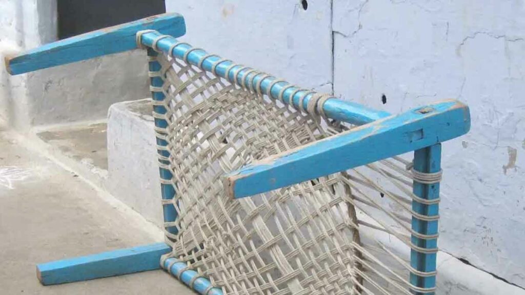 Cot మంచంపై కూర్చుని కాళ్లను అస్సలు ఊపరాదు.. ఎందుకో తెలుసా