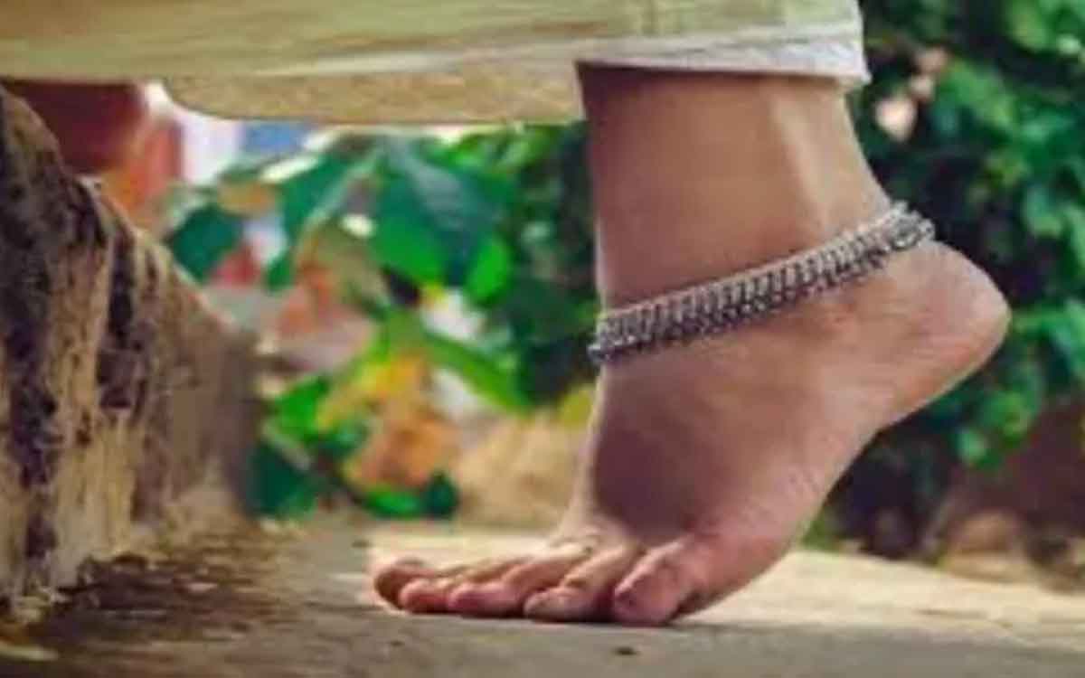 why women should not wear golden anklets 