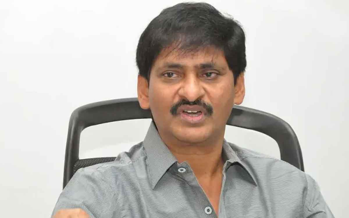 sv krishna reddy gives money in silver plates to actress 