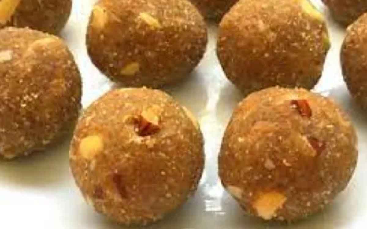 how to make very tasty atukula laddu 