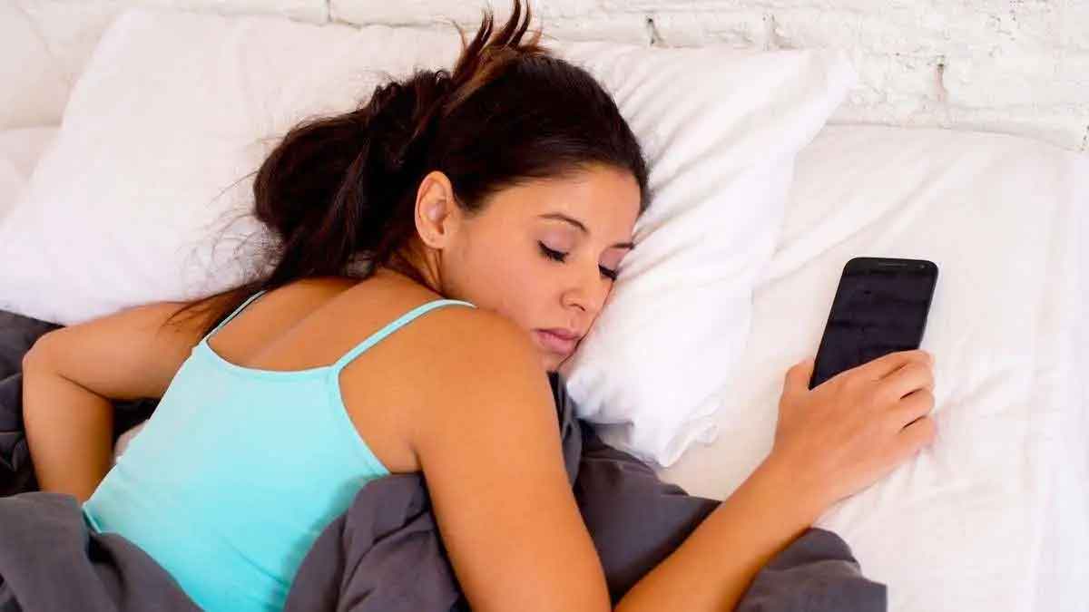 phone beside head while sleep is not healthy 