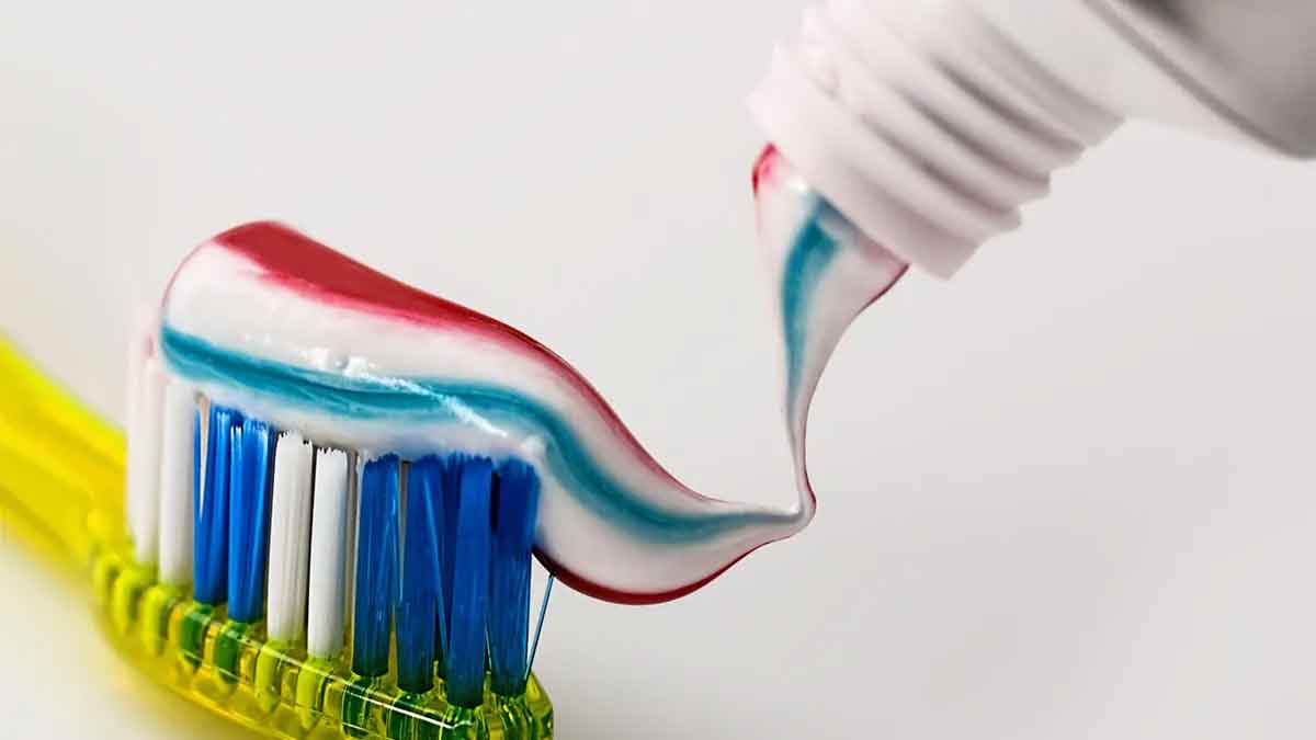 why the colors in toothpaste are not mixed 