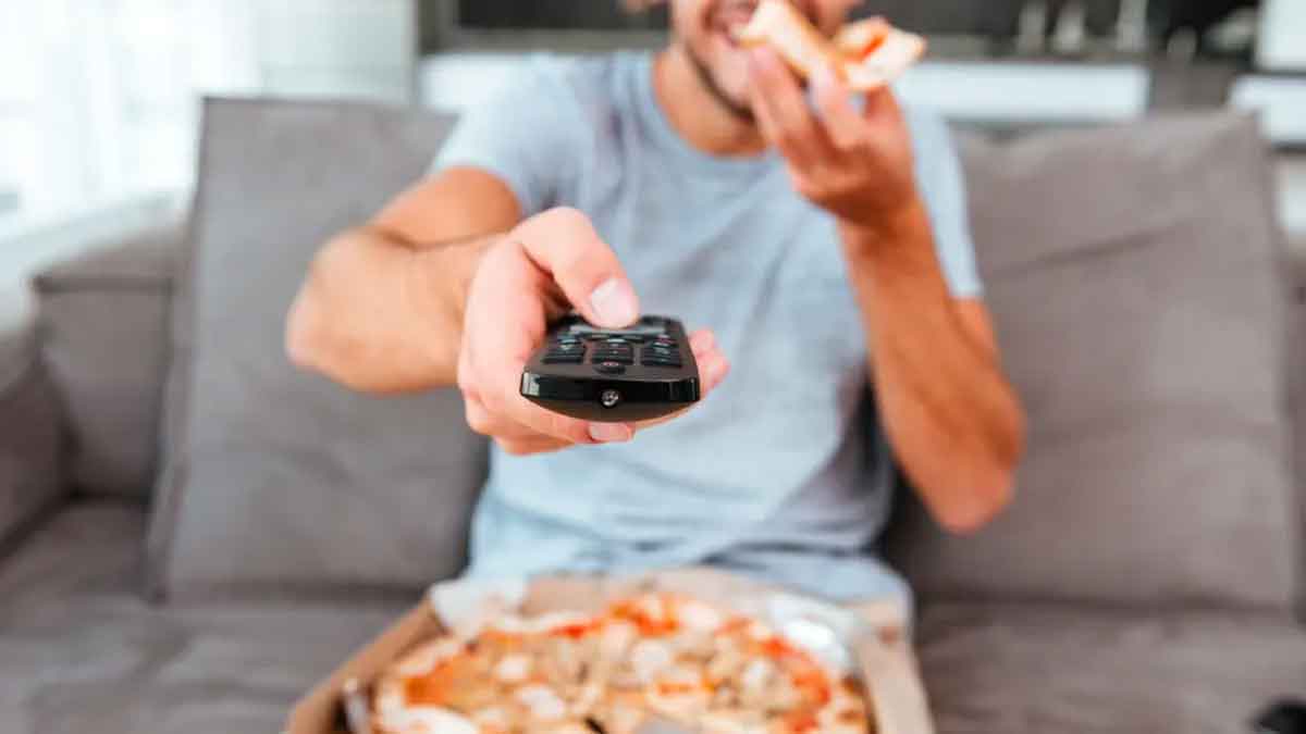 eating food while watching tv is bad for health 