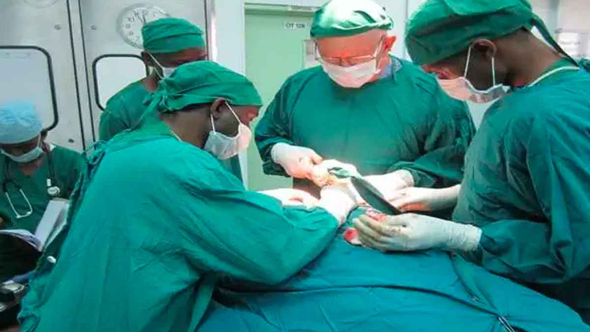 why doctors in hospitals wear green or blue color dresses 