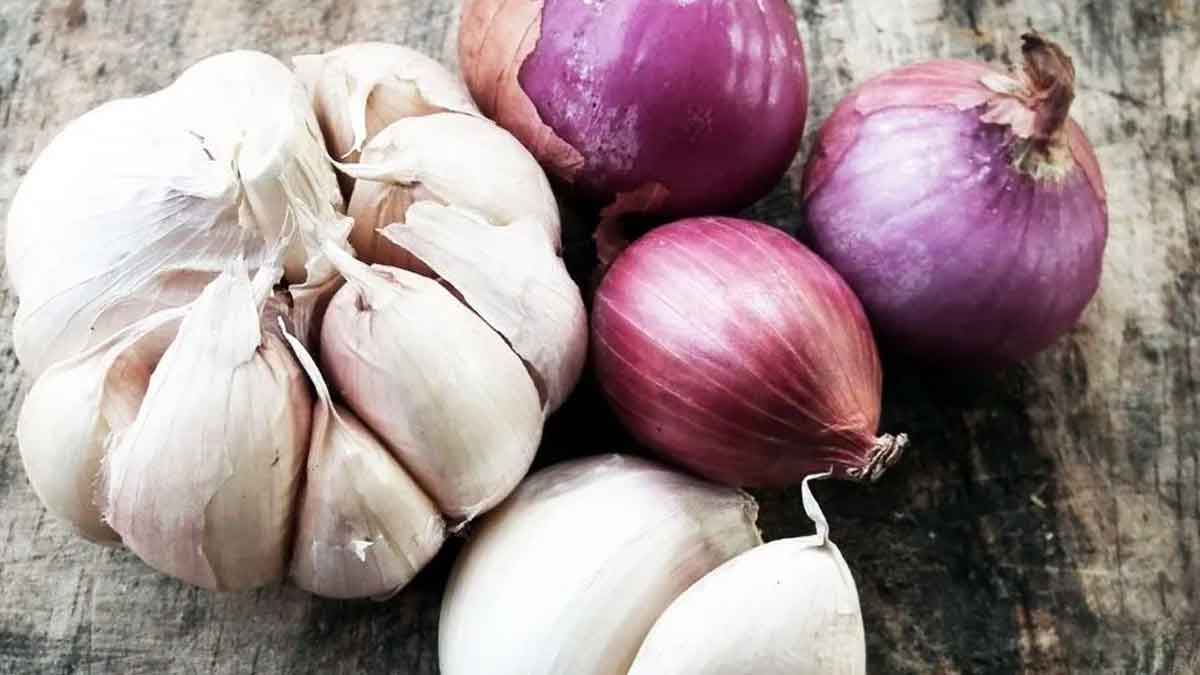 why people will not take onion and garlic while doing pooja 