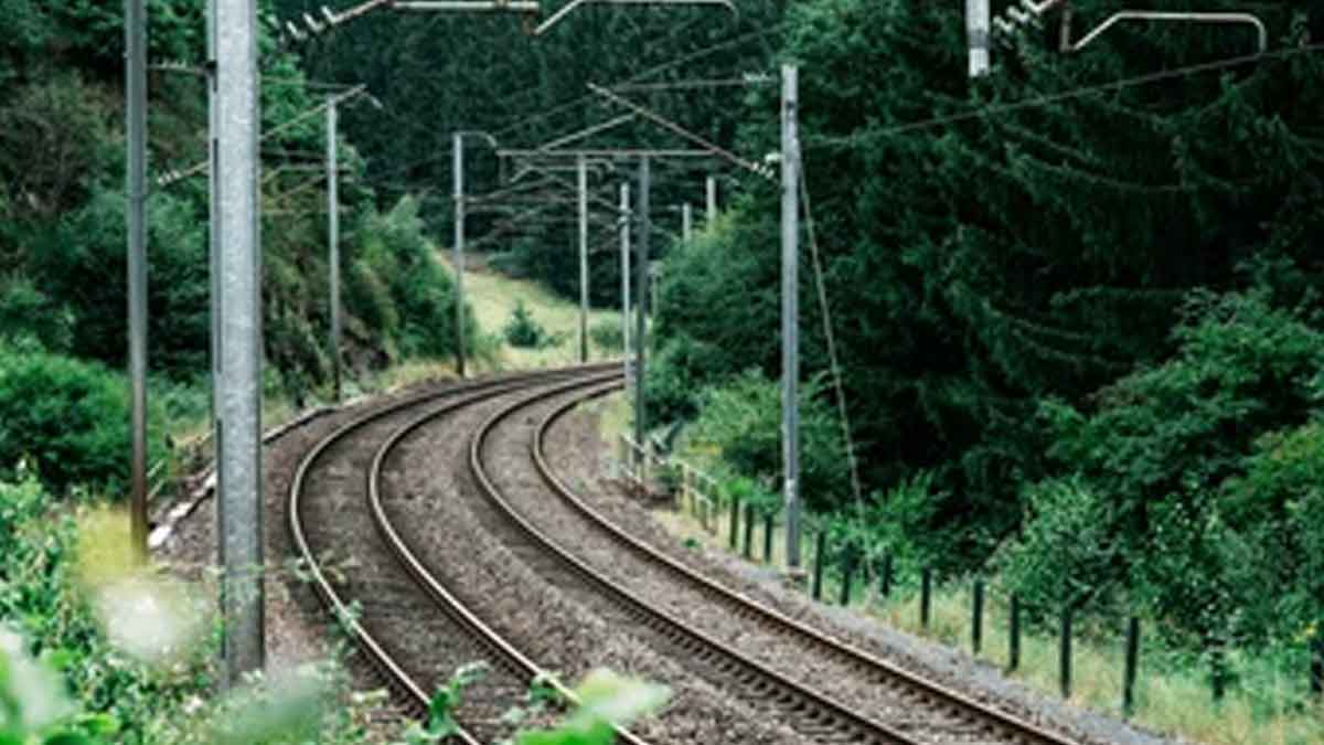 why railway track is bent near kadiyam railway station 