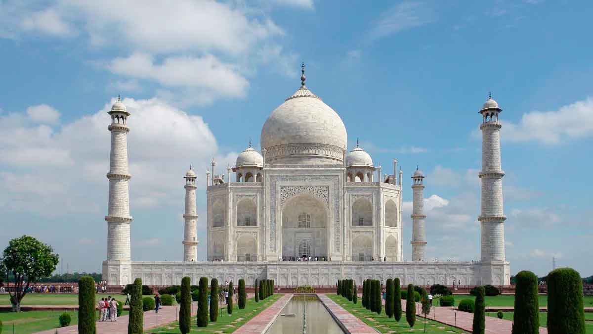 do you know why aeroplanes will not fly above taj mahal 