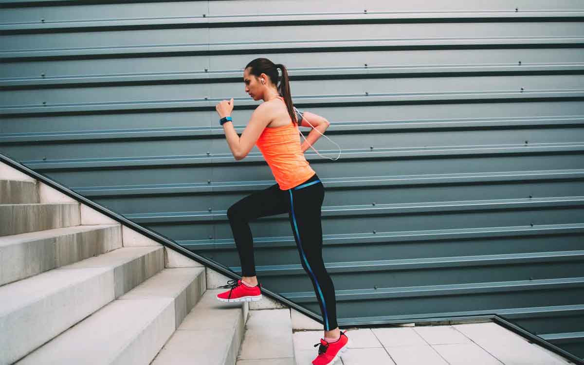 is climbing steps causes knees strain 