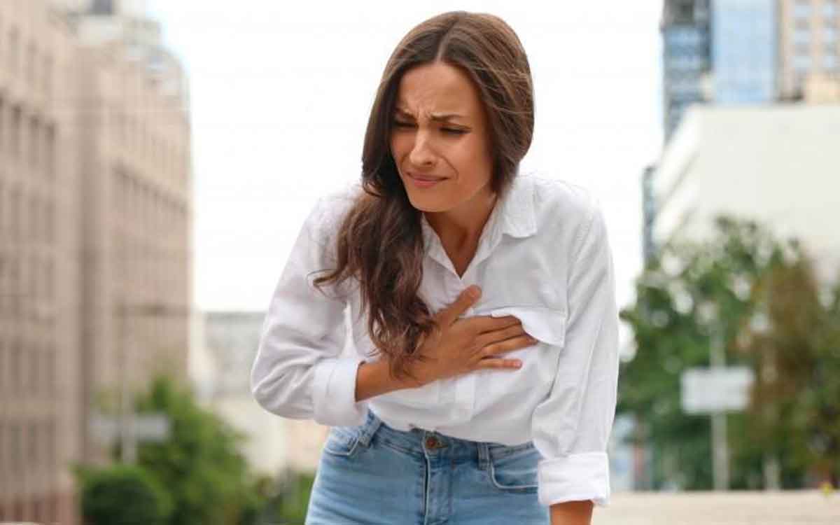 women get heart attacks more than men 