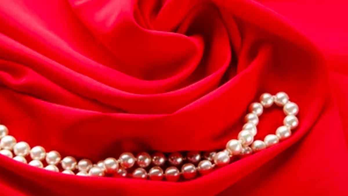 why pearls always put in red clothes 