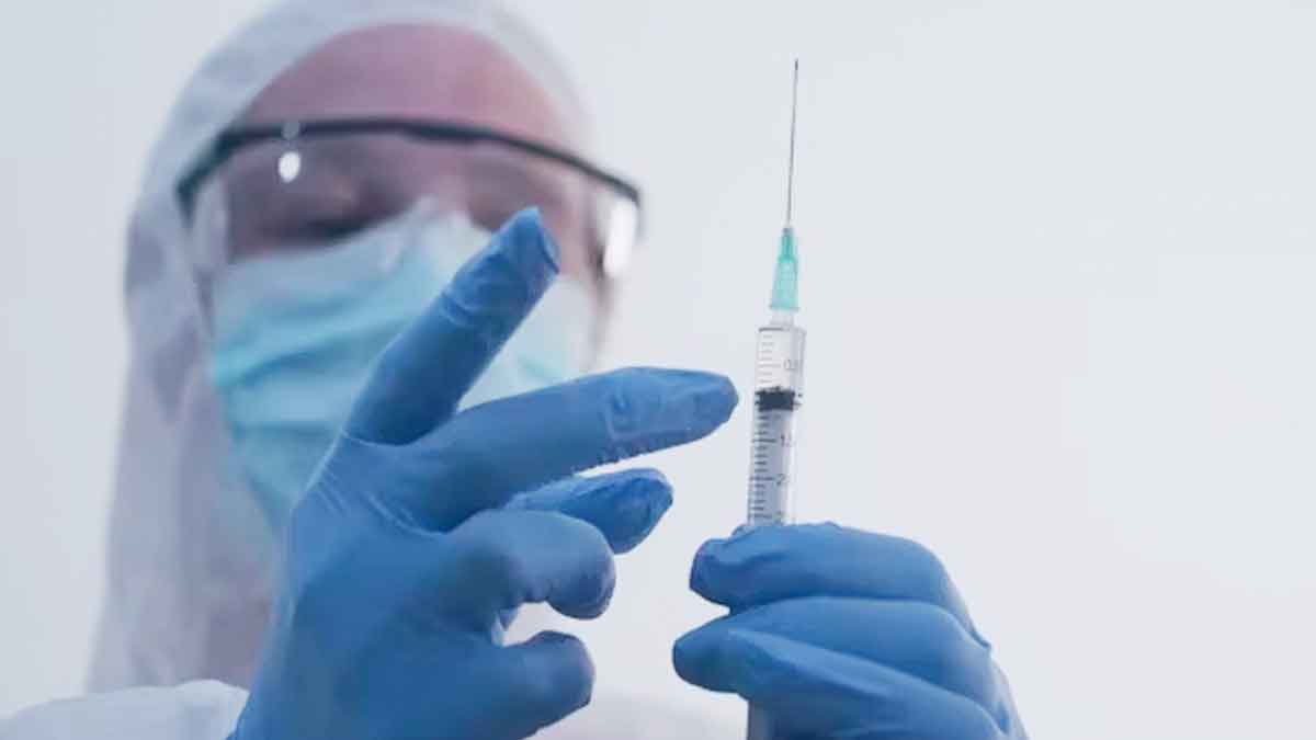 why doctors or nurses flick syringe before doing injection 