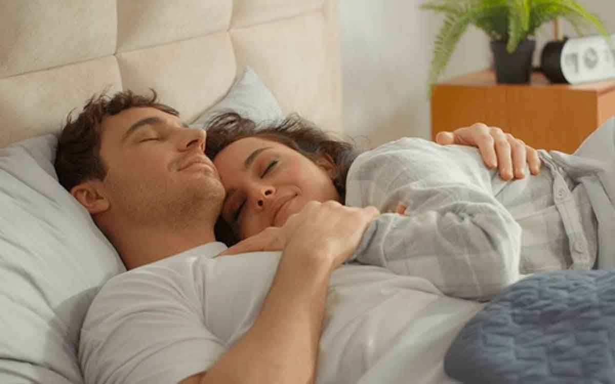 can husband see his wife naked 