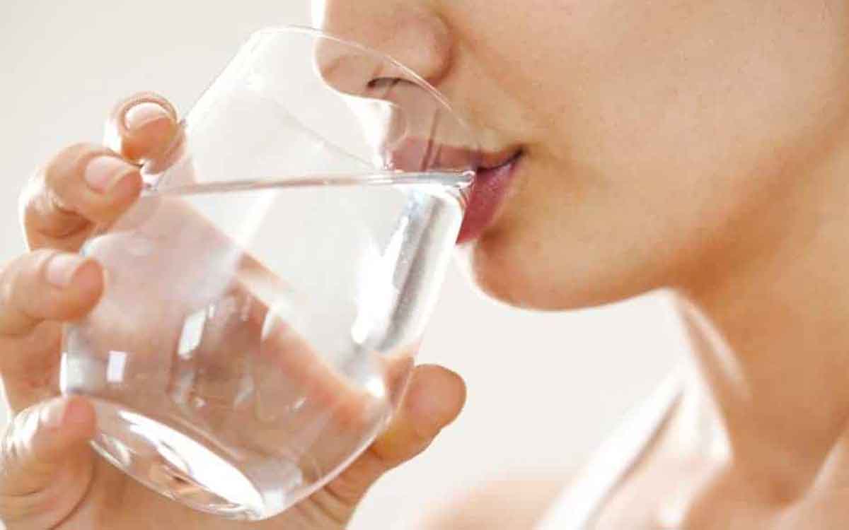 what happens if you drink water during meals 