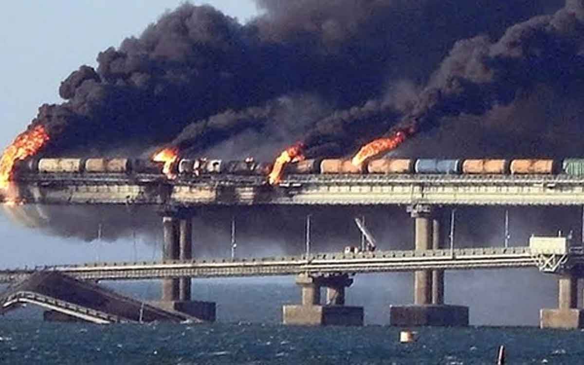 crimea bridge is demolished by ukraine 
