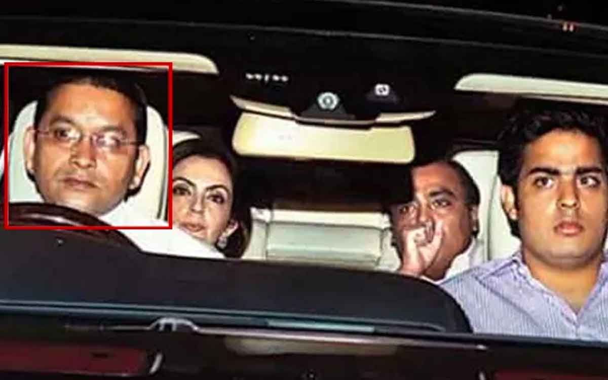how much mukesh ambani driver earns per month 