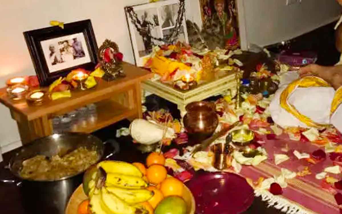 we should not put death person photos in the pooja room 