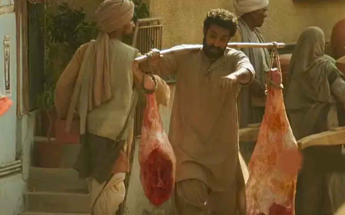 have you observed this scene in rrr movie dosthi song 