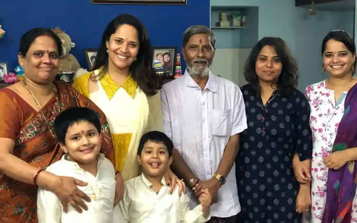 anchor anasuya and her father details 