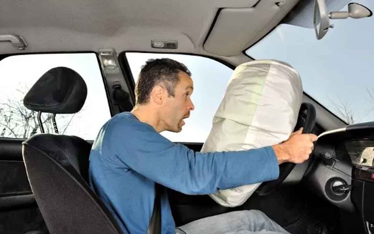 what is the mechanism behind car airbags 