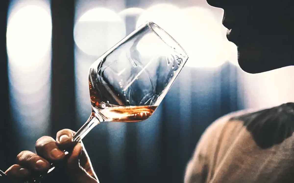 why liquor is drunk in glasses 