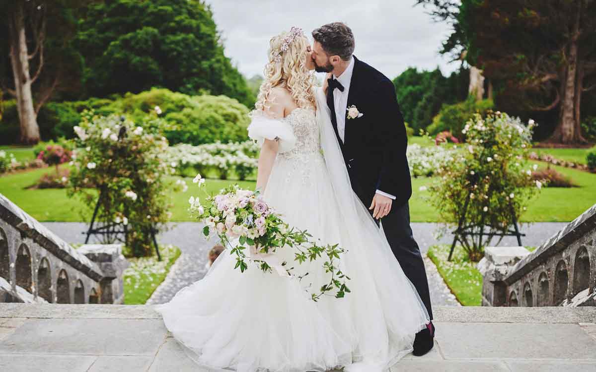 why wedding dress is in only white 
